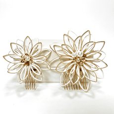 画像4: 7-10【水引の花】ダリア 剣先（白）＋ ゴールドワイヤーアクセサリ (4)