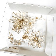 画像9: 7-10【水引の花】ダリア 剣先（白）＋ ゴールドワイヤーアクセサリ (9)
